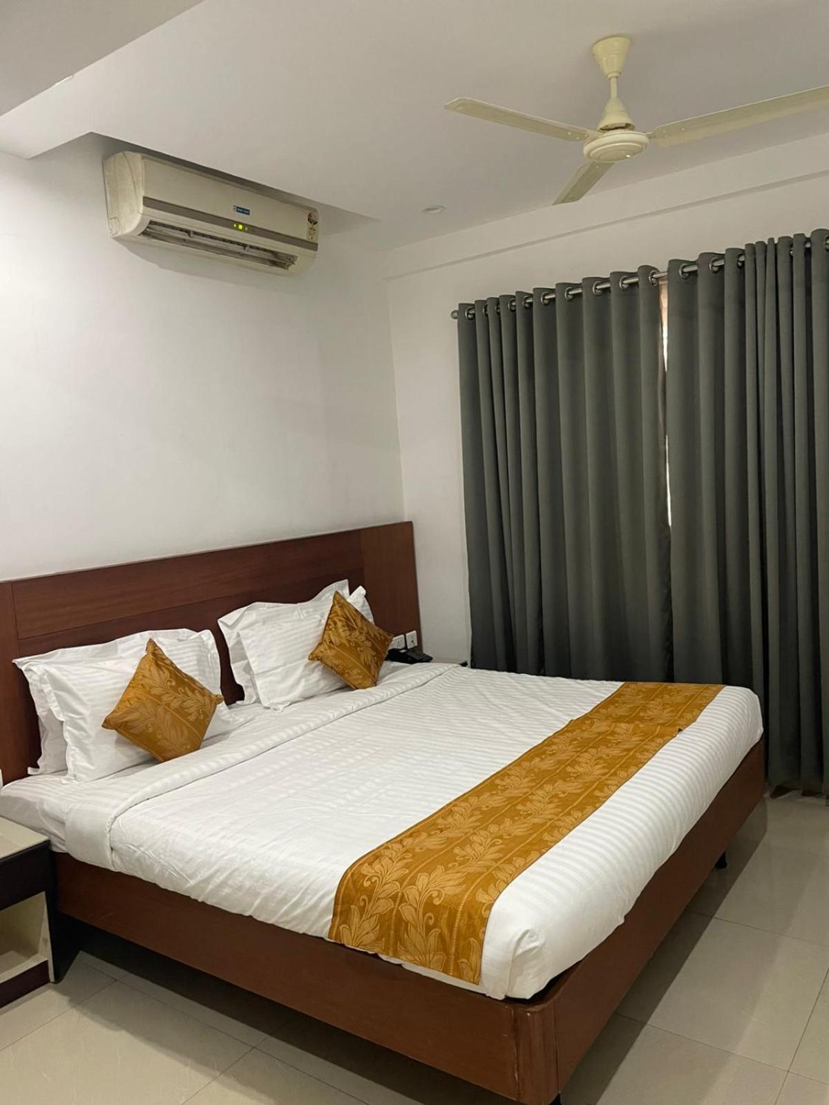 Kallada Sangeetha Hotels Thrissur Buitenkant foto