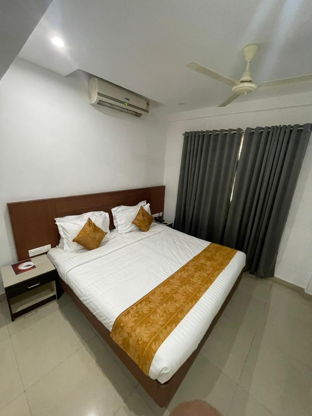 Kallada Sangeetha Hotels Thrissur Buitenkant foto